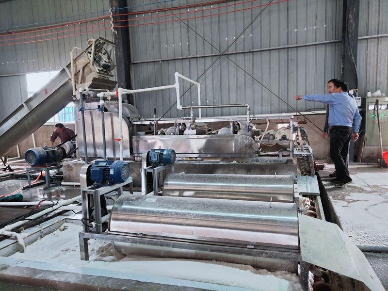 Curved-net extrusion type sweet potato starch extraction machine